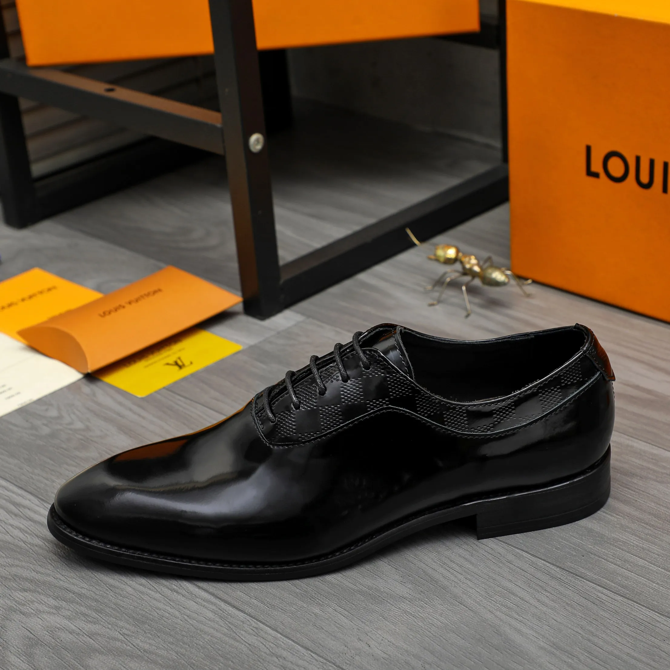 Men's shoes 💰p460 Product trademark: LV (Louis Vuitton) business lace-up leather shoes True size: 39-44 Product material: Selected lacquered cowhide stitching with classic plaid embossed upper, cowhide lining, original rubber outsole